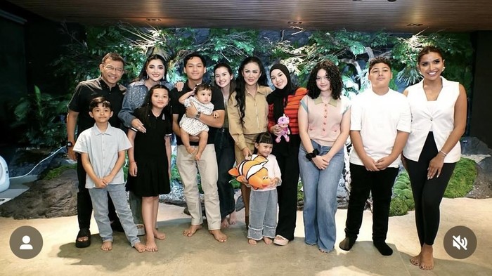 Azriel Hermansyah Kulineran Bareng Keluarga, Makan di Resto sampai Warung