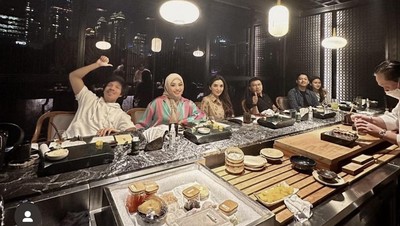 Azriel Hermansyah Kulineran Bareng Keluarga, Makan di Resto sampai Warung