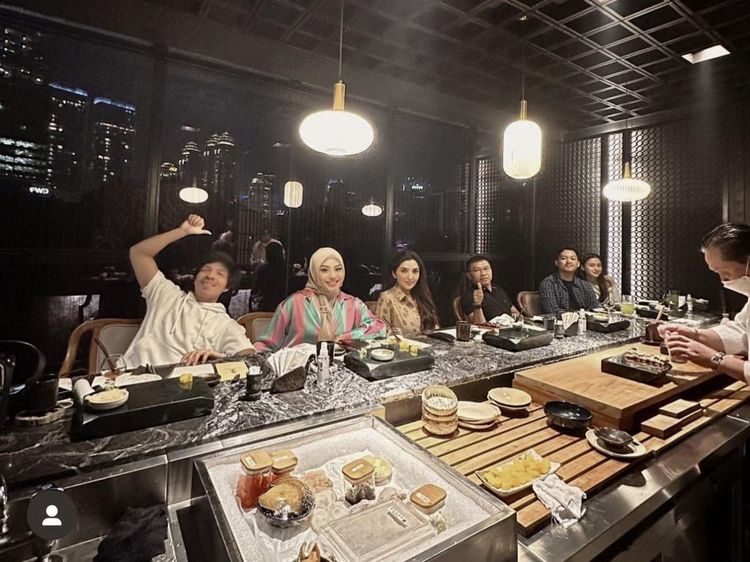 Azriel Hermansyah Kulineran Bareng Keluarga, Makan di Resto sampai Warung