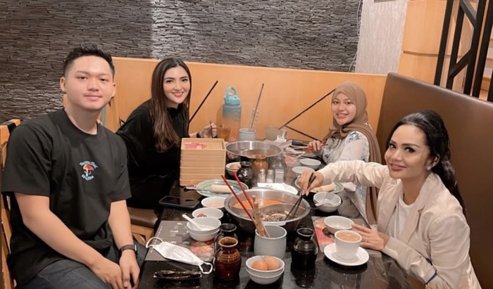 Azriel Hermansyah Kulineran Bareng Keluarga, Makan di Resto sampai Warung