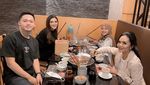 Azriel Hermansyah Kulineran Bareng Keluarga, Makan di Resto sampai Warung
