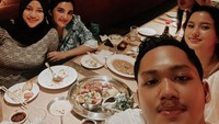 Hari Selasa ia habiskan dengan makan bersama pacar dan keluarganya. Kali ini putra Anang Hermansyah itu makan di restoran, menikmati hidangan steak dan makanan lain. Foto: Instagram @azriel_hermansyah