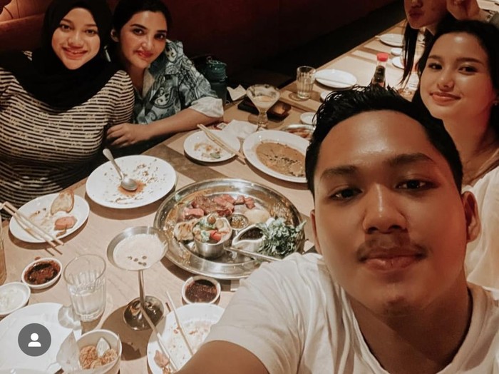 Azriel Hermansyah Kulineran Bareng Keluarga, Makan di Resto sampai Warung