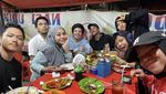 Azriel Hermansyah Kulineran Bareng Keluarga, Makan di Resto sampai Warung
