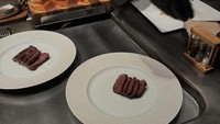Salah satunya potongan daging steak di atas piring putih ini. Ia menikmatinya di restoran Iron Plate. Foto: Instagram @azriel_hermansyah
