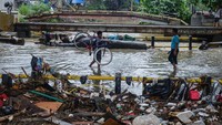 Banjir membuat akses jalan warga dari Cimone menuju Uwung Jaya maupun sebaliknya terhambat. Foto: ANTARA FOTO/Putra M. Akbar