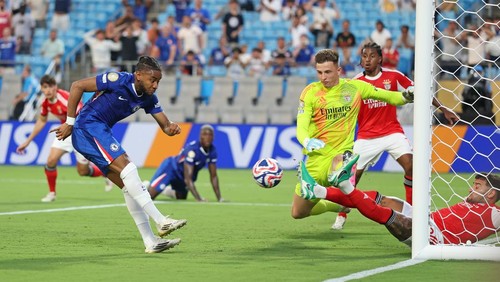 CHARLOTTE, NORTH CAROLINA - JUNE 28: Christopher Nkunku #18 of Chelsea FC scores his teams second goal past Anatoliy Trubin #1 and Nicolas Otamendi #30 of SL Benfica during the FIFA Club World Cup 2025 round of 16 match between SL Benfica and Chelsea FC at Bank of America Stadium on June 28, 2025 in Charlotte, North Carolina. (Photo by Buda Mendes/Getty Images)