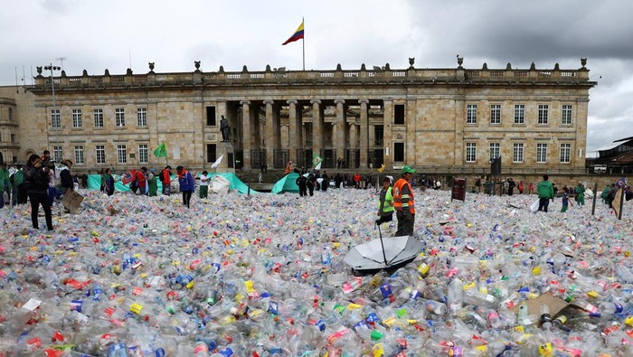 Botol Plastik Penuhi Alun-Alun Bogota, Pendaur Ulang Tuntut Keadilan Recyclable material lies in Plaza de Bolivar, as recyclers protest the drop in recycled material prices, in Bogota, Colombia June 24, 2025. REUTERS/Luisa Gonzalez