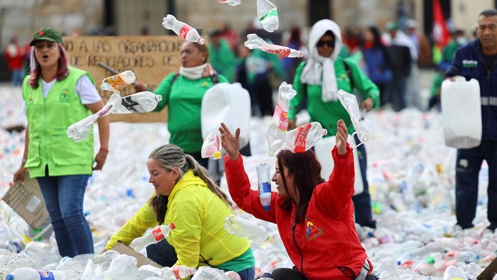 Recyclable material lies in Plaza de Bolivar, as recyclers protest the drop in recycled material prices, in Bogota, Colombia June 24, 2025. REUTERS/Luisa Gonzalez