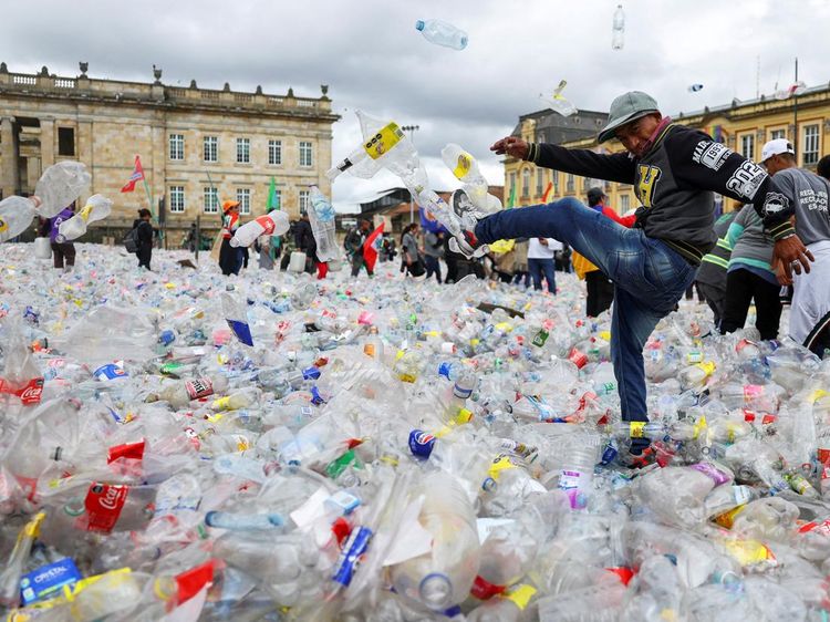 Botol Plastik Penuhi Alun-Alun Bogota, Pendaur Ulang Tuntut Keadilan