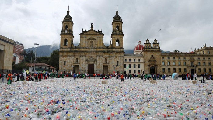 Recyclable material lies in Plaza de Bolivar, as recyclers protest the drop in recycled material prices, in Bogota, Colombia June 24, 2025. REUTERS/Luisa Gonzalez