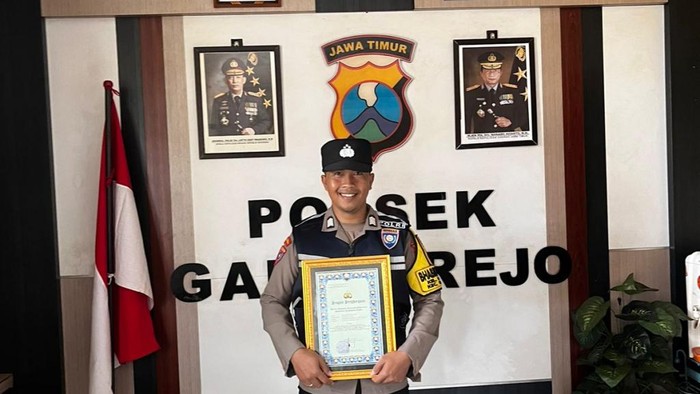 Bripka Bagus Pratomo, Bhabinkamtibmas Polres Pasuruan Kota Terima Penghargaan dari Dirbinmas Polda Jatim Berkat Inovasi “Si Jempol”