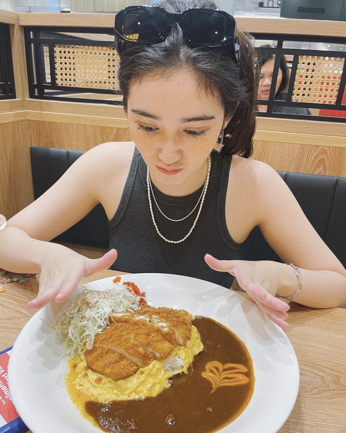 Cantiknya Ranty Maria Saat Pamer Kue Ulang Tahun hingga Makan di Bali Cantiknya Ranty Maria Saat Pamer Kue Ulang Tahun hingga Makan di Bali