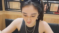 Main ke Universal Studio Singapura, Ranty tak hanya menikmati wahana, tapi juga kulineran. Ada curry rice bertopping telur dan katsu yang jadi pilihannya. Foto: Instagram rantymaria