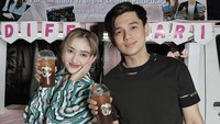 Saat membintangi series, Ranty dan Rayn diberi dukungan food truck oleh penggemarnya. Mereka berpose sambil menikmati minuman dingin yang disajikan. Foto: Instagram rantymaria