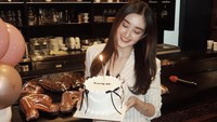 Berulang tahun ke-26, Ranty mendapat kejutan kue spesial. Temanya monokrom dan simpel dengan warna hitam, putih, dan hiasan pita yang cantik. Foto: Instagram rantymaria