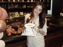 Cantiknya Ranty Maria Saat Pamer Kue Ulang Tahun hingga Makan di Bali
