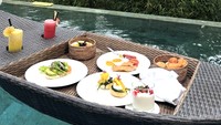 Masih pada momen liburan di villa yang sama, Ranty memotret menu floating breakfast yang ia nikmati. Olahan telur, roti panggang alpukat, hingga jus buah tampak melengkapi paginya. Foto: Instagram rantymaria