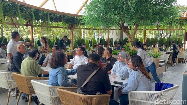 Chairul Tanjung Resmikan Coffee Bean Trans Icon Bernuansa Tropis