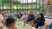 Chairman CT Corp, Chairul Tanjung, bersama istri pun turut hadir meresmikan re-opening ini dalam suasana hangat dan penuh antusias.