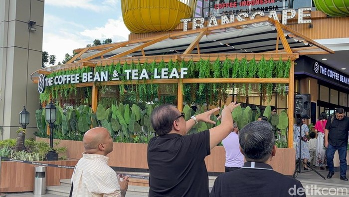Chairul Tanjung Resmikan Coffee Bean Trans Icon Bernuansa Tropis Chairul Tanjung Resmikan Coffee Bean Trans Icon Bernuansa Tropis