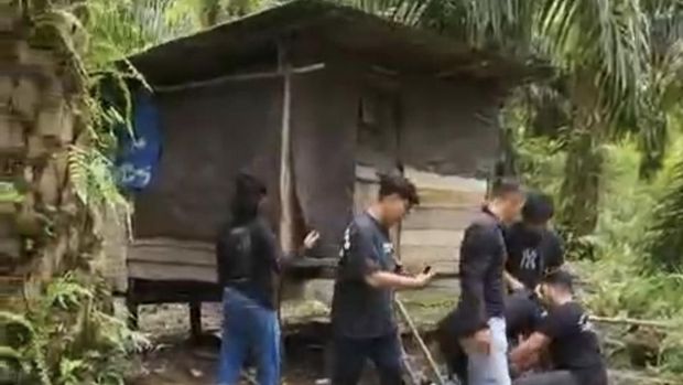 Detik-detik Penangkapan Pembunuh Istri Pengusaha Gresik di Hutan Sawit Kalimantan