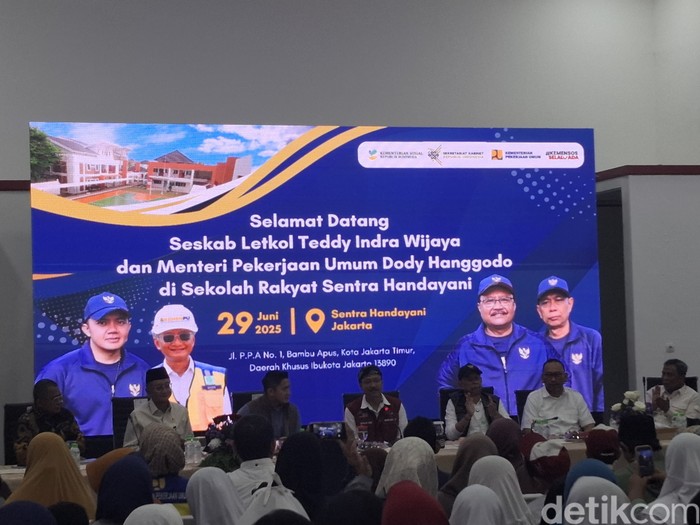 Dialog Sekolah Rakyat dengan orang tua calon murid.