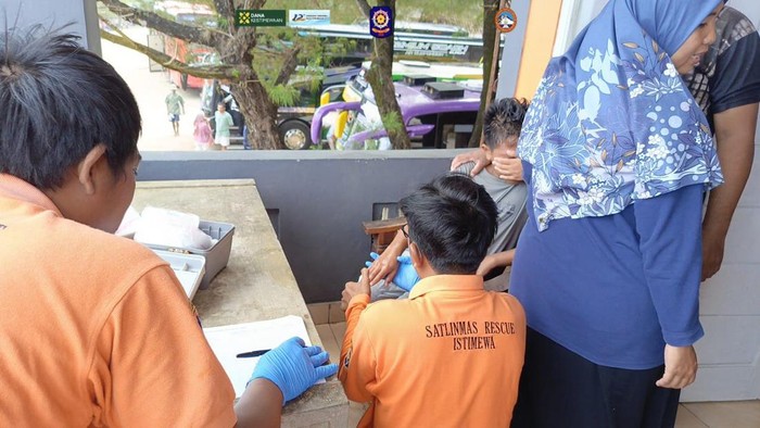 Tim SAR saat mengobati wisatawan yang tersengat ubur-ubur di Pantai Selatan Kabupaten Gunungkidul.