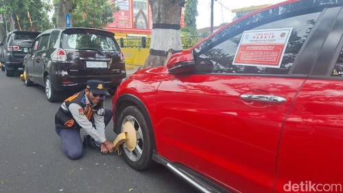 Petugas Dishub Kota Mataram menggembok sejumlah kendaraan yang parkir sembarangan di Jalan Pejanggik, 2024 lalu.