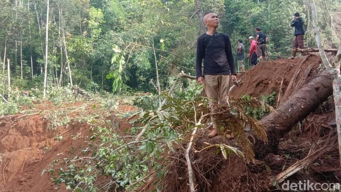Dua orang petani yang sedang mencangkul sawah hilang tertimbun longsor di Kampung Ciomas, Desa Kutawaringin, Kecamatan Salawu, Kabupaten Tasikmalaya pada Minggu (29/6/2025).
