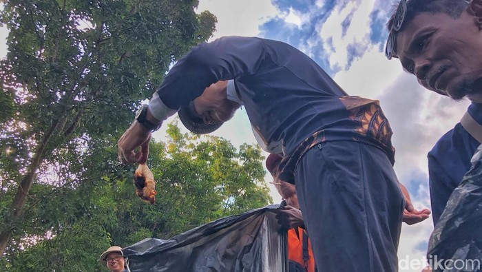 Eks Gubernur Jawa Tengah (Jateng) Ganjar Pranowo punguti sampah di Lapangan Minggiran Kota Jogja, Minggu (29/6/2025).