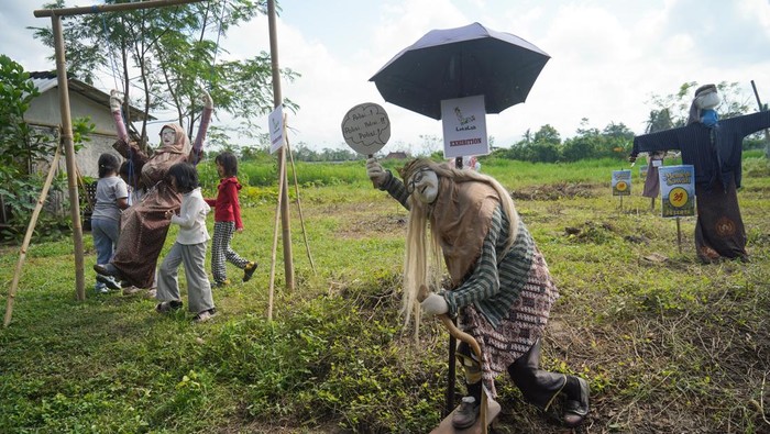 Festival Memedi Sawah Sleman, Warisan Budaya Petani yang Ramah Lingkungan Sejumlah anak bermain di lokasi Festival Memedi Sawah di Pakem, Sleman, DI Yogyakarta, Minggu (29/6/2025). Festival yang menampailkan puluhan karya memedi sawah berbahan sampah tersebut sebagai upaya melestarikan budaya petani serta memperingati Hari Lingkungan Hidup Sedunia. ANTARA FOTO/Hendra Nurdiyansyah/tom.
