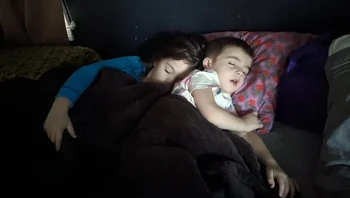 Balita kakak beradik tertidur pulas. Foto: ceiling_fan_dreams/Reddit/BrightSide