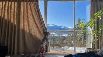 Balita ini hendak menutup tirai, tampak pemandangan indah di luar jendela. Foto: arkrider8987/Reddit/BrightSide