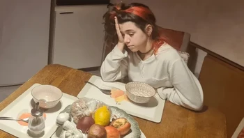 Seorang remaja yang sedang sarapan saat masih mengantuk, dipotret oleh ibunya. Foto: wordscars/Reddit/BrightSide