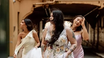 Para bridesmaid terburu-buru ke acara pernikahan. Foto: Pitiful-Bug-8140/Reddit/BrightSide