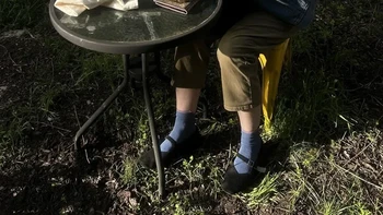 Seorang suami iseng memotret istrinya yang sedang bengong, hasilnya jadi estetik. Foto: Key_Perception8676/Reddit/BrightSide