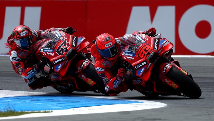 MotoGP - Grand Prix of Netherlands -TT Circuit Assen, Assen, Netherlands - June 29, 2025 Ducati Lenovo Team's Francesco Bagnaia and Marc Marquez in action during the race REUTERS/Yves Herman