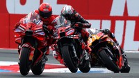 Lap-lap terakhir makin tegang! Marc Marquez sempat dapat peringatan track limit warning. Bezzecchi masih membayanginya dengan ketat. Foto: REUTERS/Yves Herman