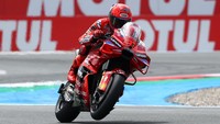 Tiada kejutan terjadi setelahnya. Marc Marquez dapat mempertahankan posisinya hingga jadi kampiun! Bezzecchi dan Bagnaia pun melengkapi podium. Foto: REUTERS/Yves Herman