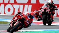 Balapan dimulai Marc Marquez langsung melesat ke depan! Quartararo melorot ke posisi keempat, sementara Alex Marquez dan Francesco Bagnaia ada di posisi kedua dan ketiga. Oliveira dan Ogura langsung crash. Foto: REUTERS/Yves Herman
