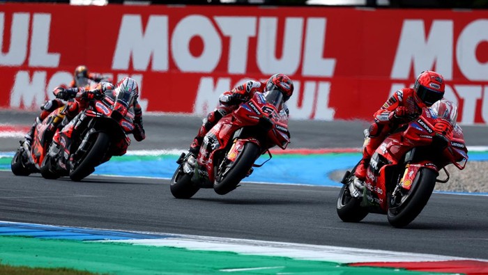 MotoGP - Grand Prix of Netherlands -TT Circuit Assen, Assen, Netherlands - June 29, 2025 Ducati Lenovo Teams Francesco Bagnaia and Marc Marquez in action with Aprilia Racings Marco Bezzecchi during the race REUTERS/Yves Herman