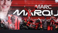 Marco Bezzecchi finis di posisi kedua, setelah cuma menempeli Marquez sepanjang balapan. Dia kini mengoleksi 121 poin dan duduk di urutan keenam klasemen. Foto: REUTERS/Yves Herman
