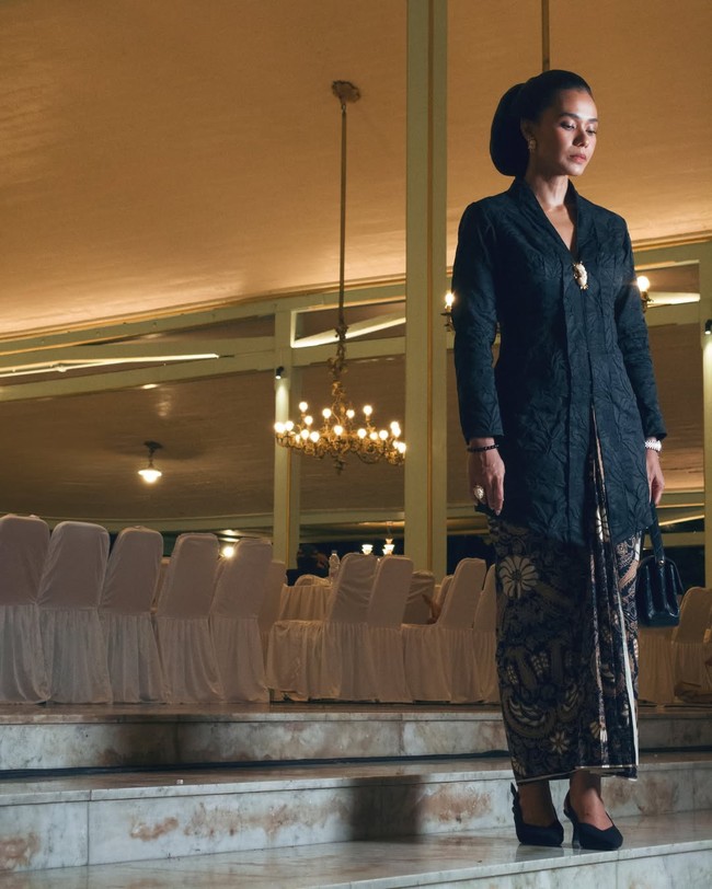 Aktris Adinia Wirasti tampil anggun dalam balutan kebaya kartini hitam saat mengikuti Kirab Malam 1 Suro. Foto: Dok. Instagram