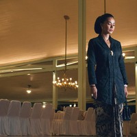 Aktris Adinia Wirasti tampil anggun dalam balutan kebaya kartini hitam saat mengikuti Kirab Malam 1 Suro. Foto: Dok. Instagram