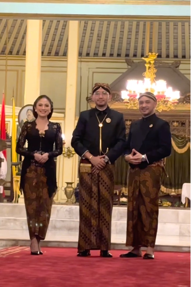 Wakil Menteri Kebudayaan RI Giring Ganesha tampil dengan beskap hitam dan istrinya Cynthia mengenakan kebaya hitam saat berpose dengan Kanjeng Gusti Pangeran Adipati Arya Mangkunegara X, atau yang akrab disapa Gusti Bhre usai mengikuti Kirab Malam 1 Suro. Foto: Dok. Instagram