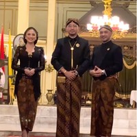 Wakil Menteri Kebudayaan RI Giring Ganesha tampil dengan beskap hitam dan istrinya Cynthia mengenakan kebaya hitam saat berpose dengan Kanjeng Gusti Pangeran Adipati Arya Mangkunegara X, atau yang akrab disapa Gusti Bhre usai mengikuti Kirab Malam 1 Suro. Foto: Dok. Instagram