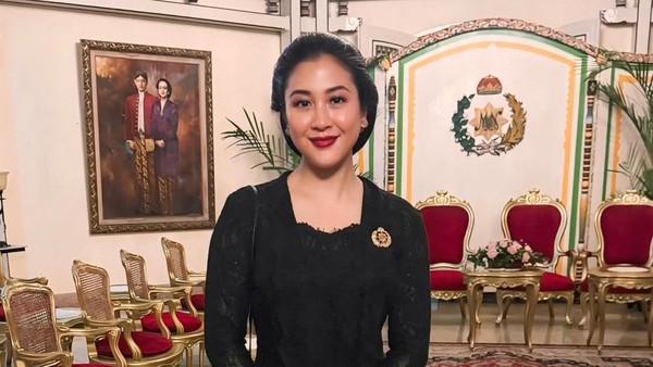 Foto: Gaya Sherina Hingga Vicky Shu Ikut Kirab Malam 1 Suro, Berkebaya Hitam