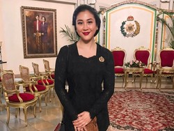 Foto: Gaya Sherina Hingga Vicky Shu Ikut Kirab Malam 1 Suro, Berkebaya Hitam