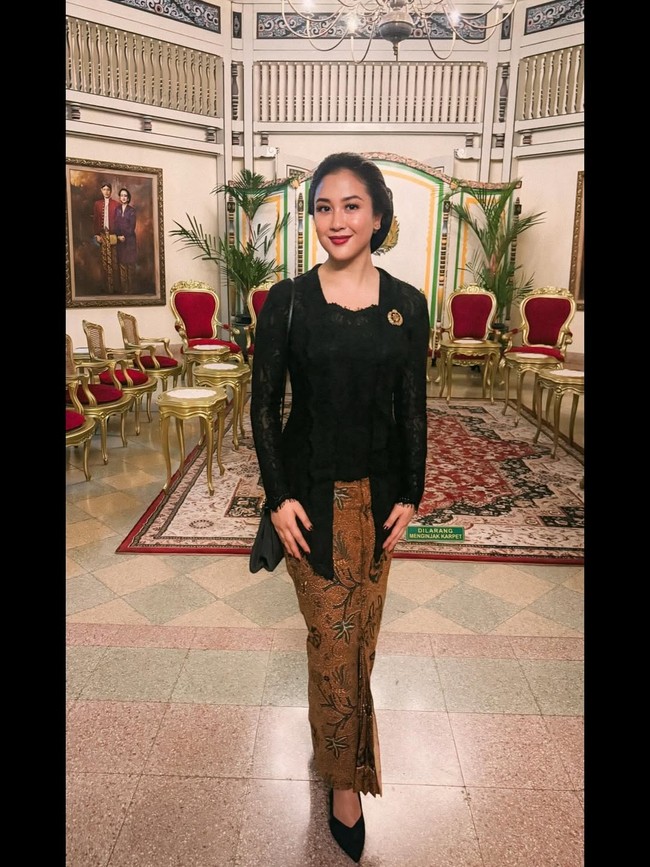 Penyanyi Sherina Munaf tampil mengenakan kebaya kutu baru hitam karya desainer Didiet Maulana saat hadir dalam Kirab Malam 1 Suro di Solo, Jawa Tengah. Sherina mengungkapkan dalam unggahan Instagramnya, dia memadukan kebaya dengan kain batik vintage motif Wahyu Tumurun dan subeng milik almarhumah eyangnya. Foto: Dok. Instagram